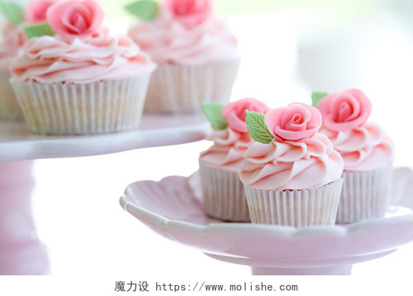 粉色唯美浪漫用粉红玫瑰装饰的蛋糕